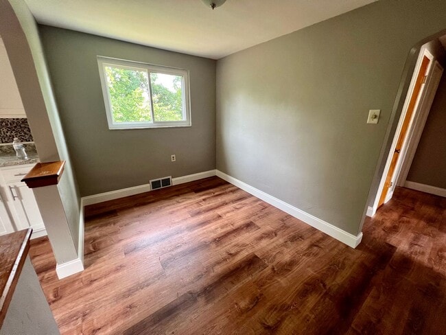 Building Photo - Stunning Home - 2 Bedroom 1 Bathroom - Pit...