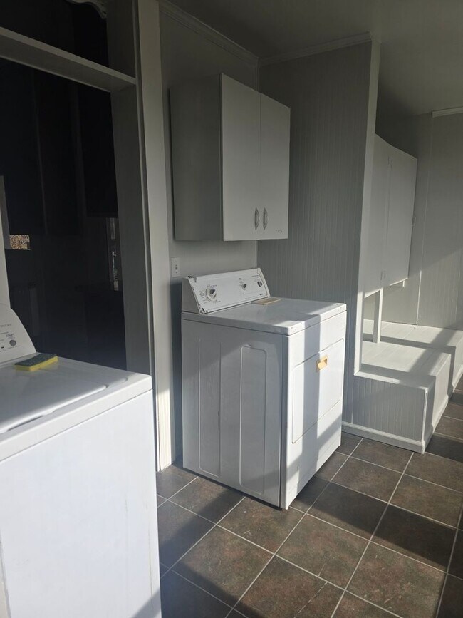 Building Photo - 3 bedroom 2 bath house