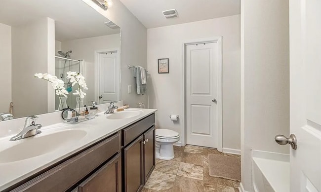 Building Photo - Beautifully 4-bedroom, 2.5-bathroom spacio...