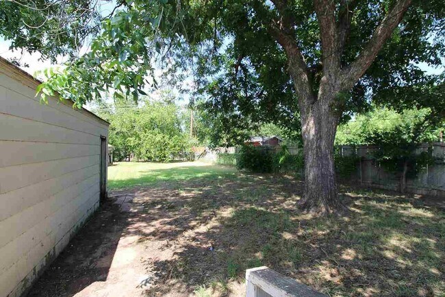 Building Photo - 1640 Hawes Ave