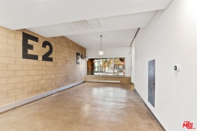 Building Photo - 6615 Melrose Ave