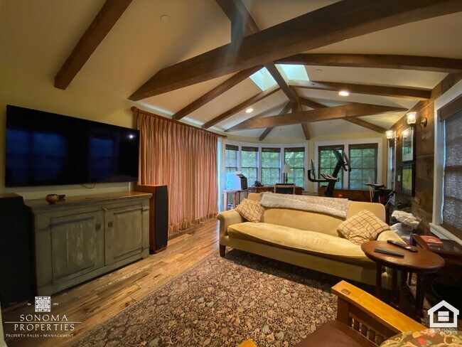Building Photo - Stunning Furnished Eastside Home