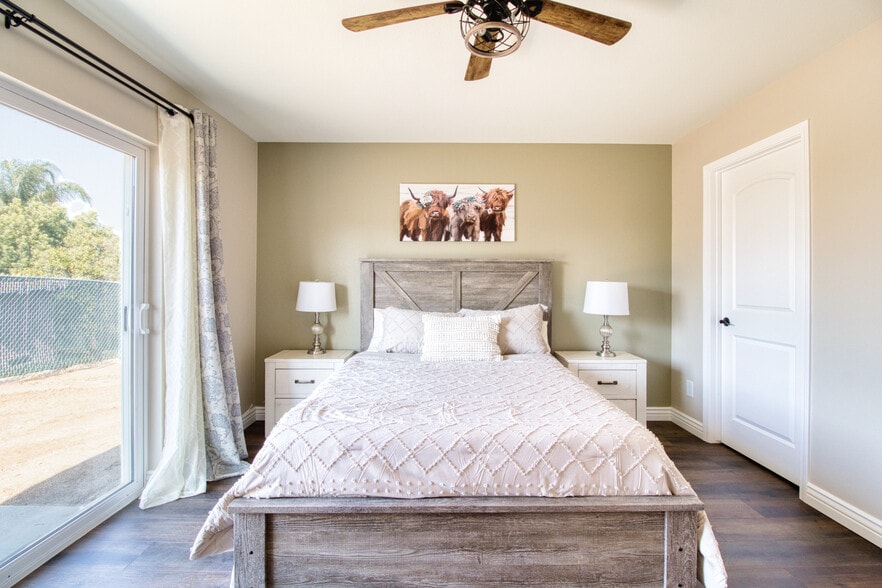 Bedroom 1 Queen & Walk-in In closet - 15671 Ridgeway Ave