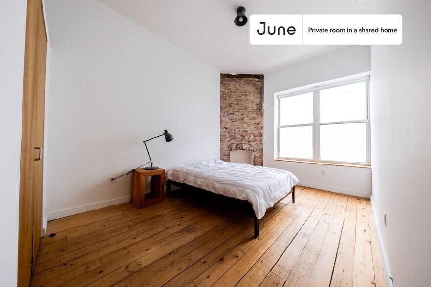 Primary Photo - Private bedroom in 6 bed/2 bath Home