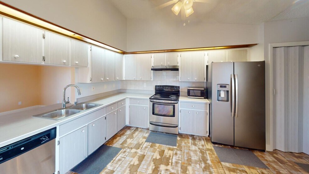 Building Photo - 2219 Umbrella Tree Dr