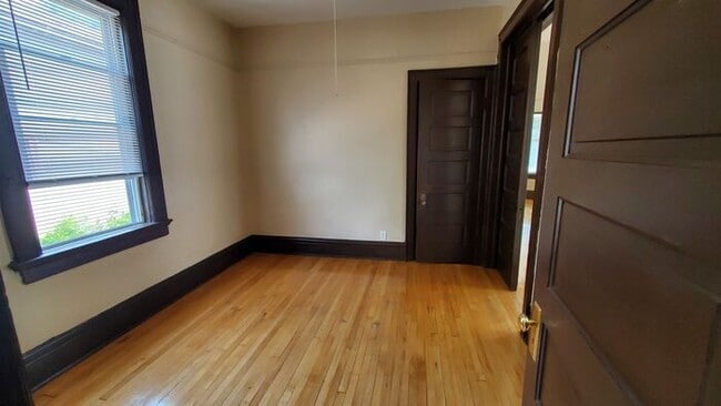 Building Photo - Remodeled & Spacious 4 Bedroom Lower Duplex in Walker's Point!