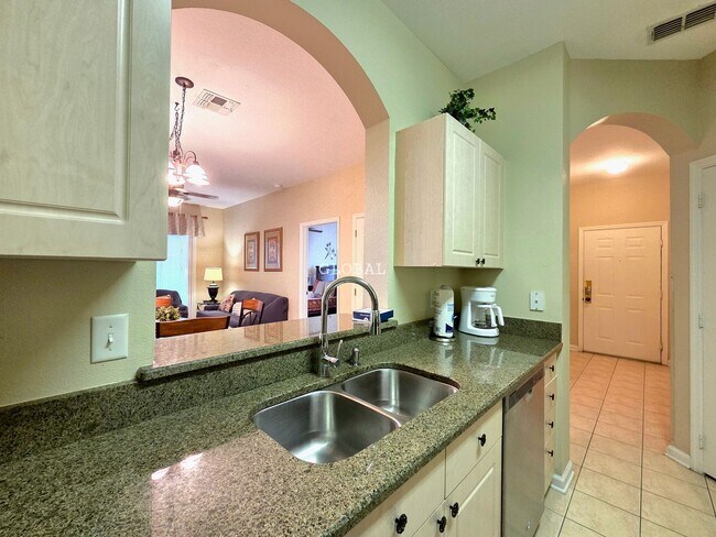 Building Photo - Spacious 3-bed, 2-bath Condo with Amenitie...