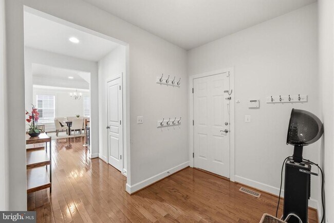 Building Photo - 6526 Wayside Pl