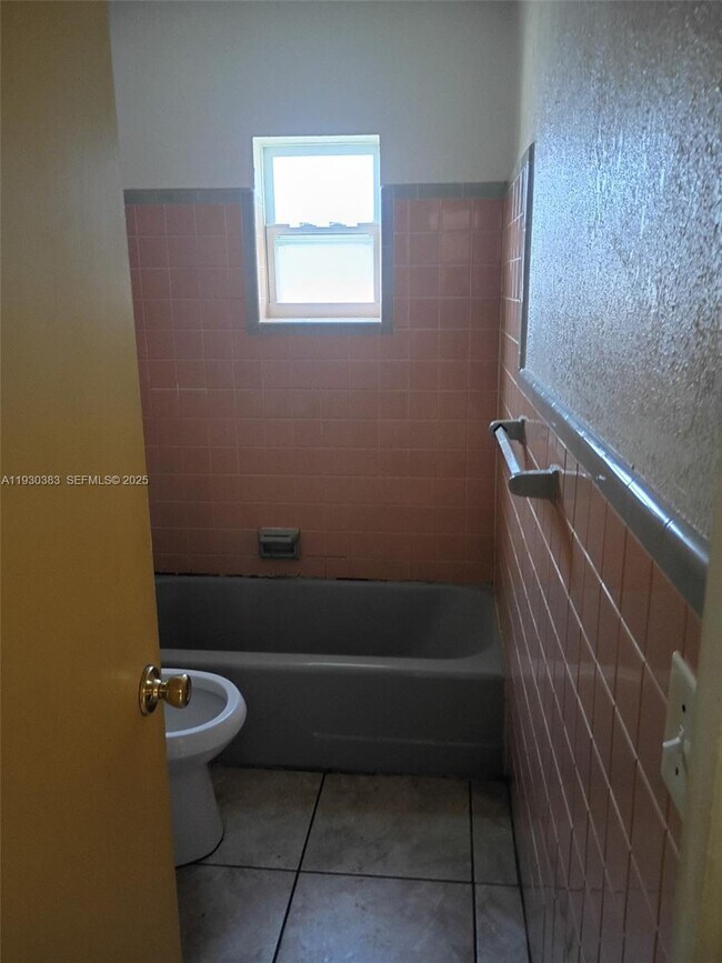 Building Photo - 1017 Chipola Rd