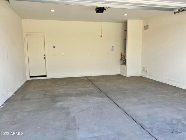 Building Photo - 729 E Diamond Dr