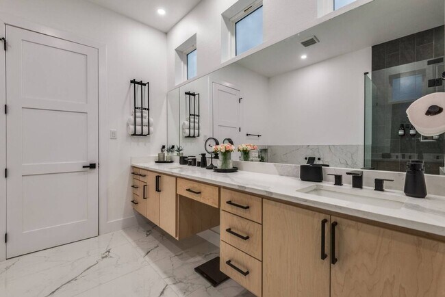 Building Photo - Stunning 3BR  3.5 Bath Townhome in Dallas