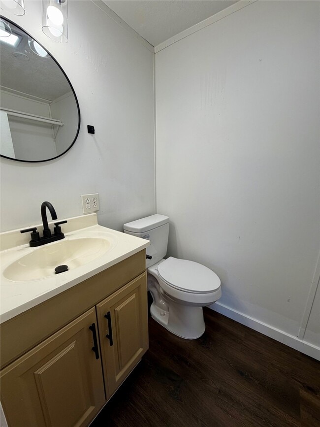 Building Photo - 100 Shady Oaks Ln