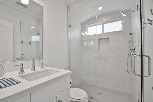 Building Photo - Beautiful Ocean View Townhome with Remodel...