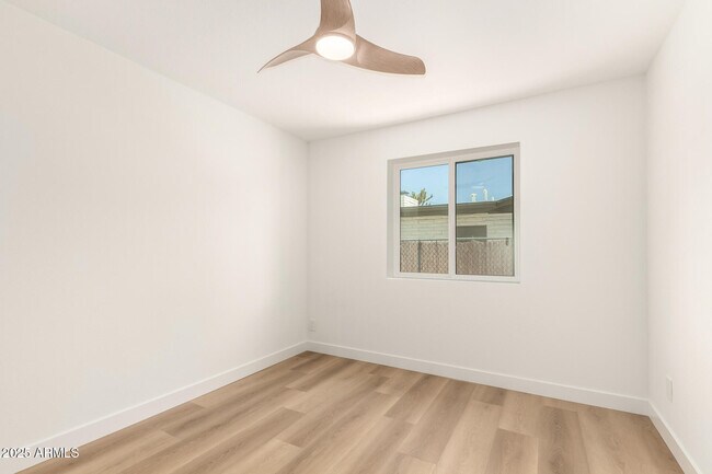 Building Photo - 2210 E Everett Dr