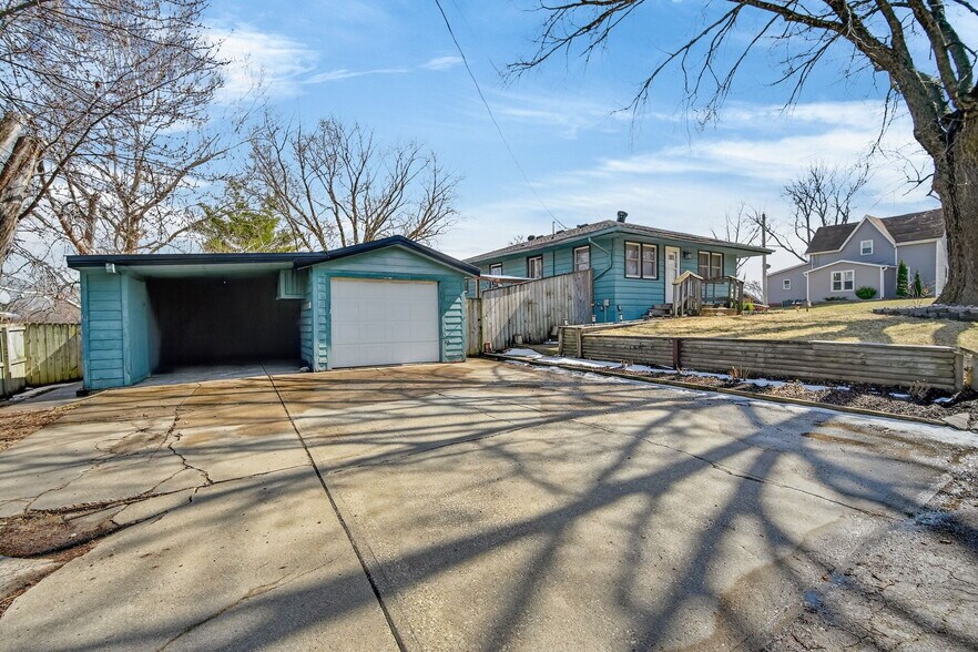 Driveway/Garage - 135 Elm St