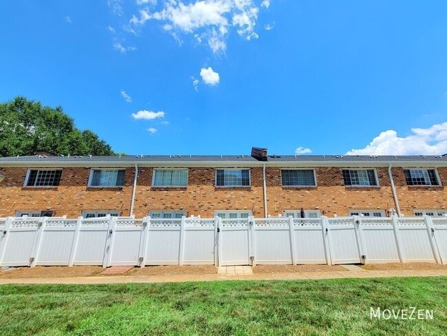 Building Photo - 1336 Green Oaks Ln