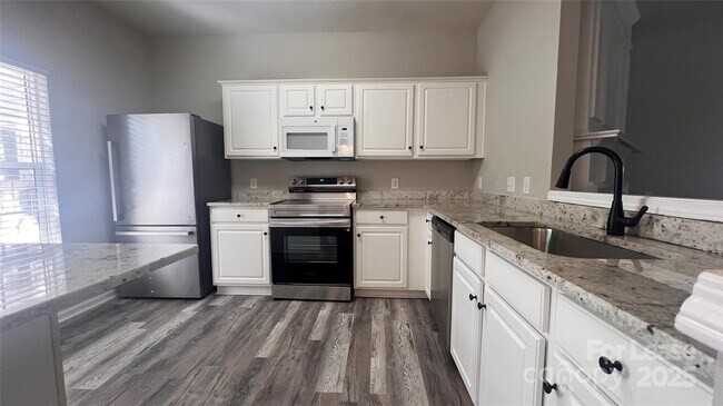 Building Photo - 3261 Mannington Dr