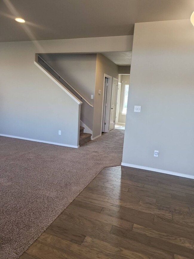 Building Photo - Beautiful 5 bedroom 3 bath home in Mae Valley area of Moses Lake