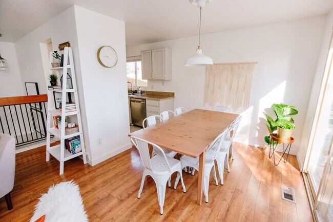 Building Photo - Charming 5-Bedroom Home in Club Crest