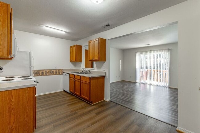 Building Photo - 82 Eastwood Ct