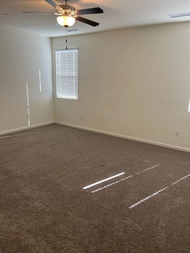Building Photo - 4 Bedroom 2 Bath home in Hanford Coming So...
