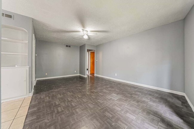 Building Photo - 2533 Greenvale Rd