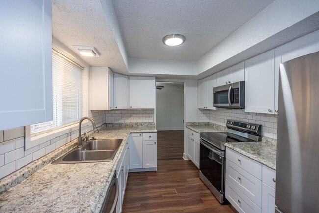 Building Photo - Updated 3 Bed, 2 Bath Home with RV/Trailer Parking – 1,962 Sq Ft, No HOA