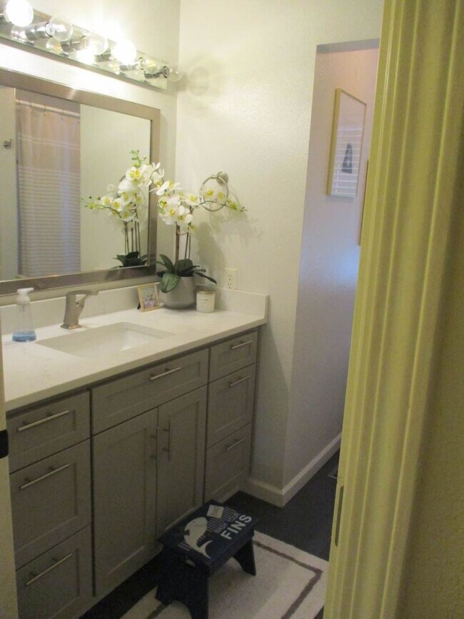 Building Photo - 3 Bedroom, 2.5 bathroom split level home in University Place