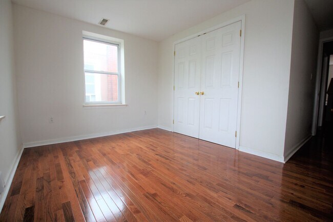 Building Photo - Beautiful 2-bedroom 1 bath is located in booming Brewery Town