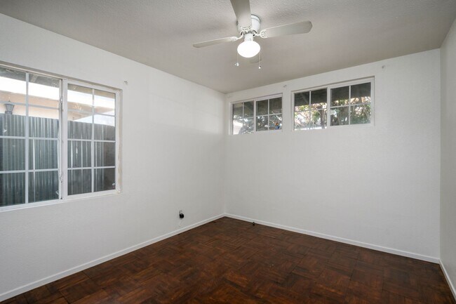 Building Photo - b10436