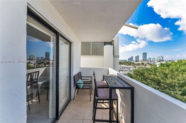 Building Photo - 1418 Collins Ave