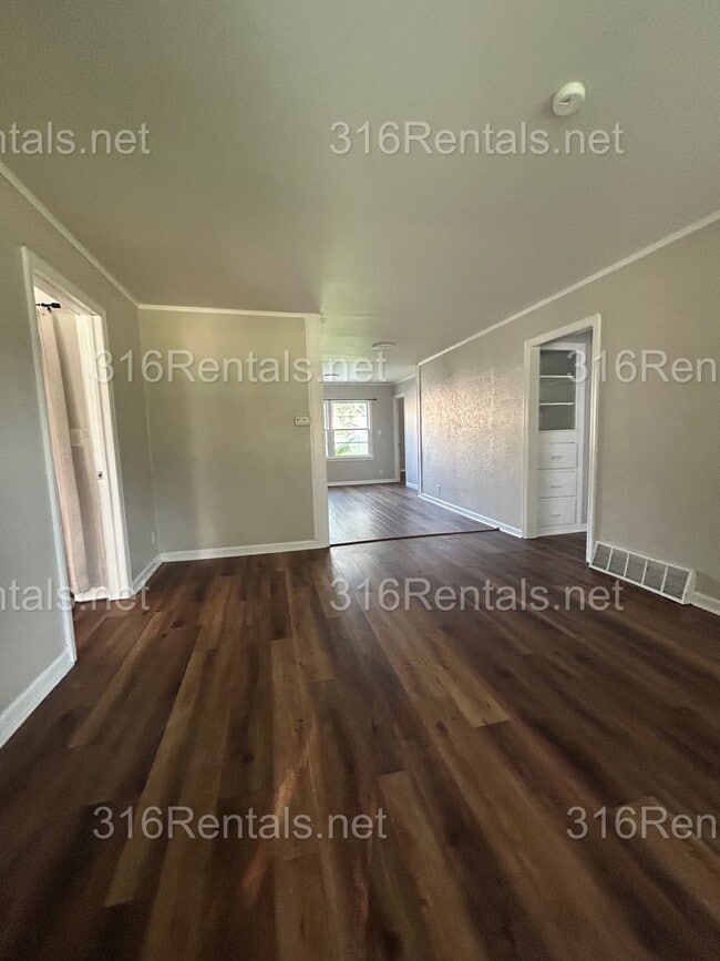 Building Photo - $1300- 4 bed 1 bath - Single Family Home