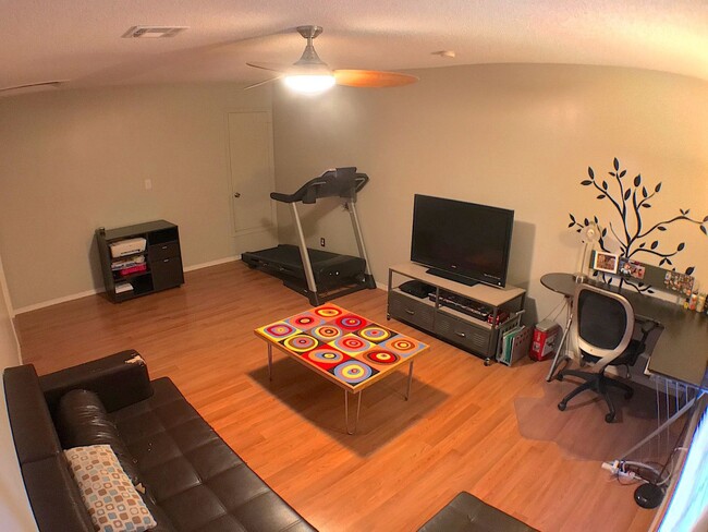 Building Photo - East El Paso 3bed/2bath Refrig A/C!