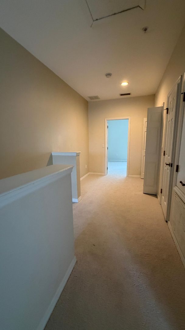 Building Photo - Beautiful 2 bed & 2.5 bath townhome