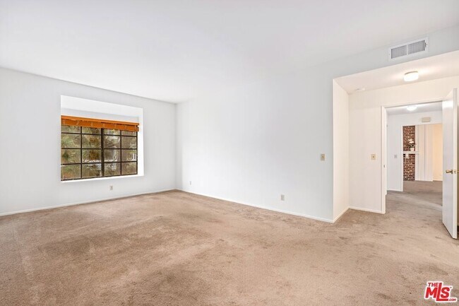 Building Photo - 306 Bora Way