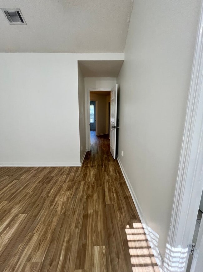 Building Photo - 715 Sark Dr