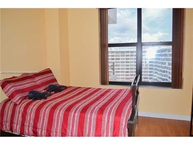 Building Photo - 2500 Parkview Dr