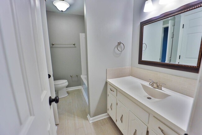 Building Photo - Great Townhome Convenient Location
