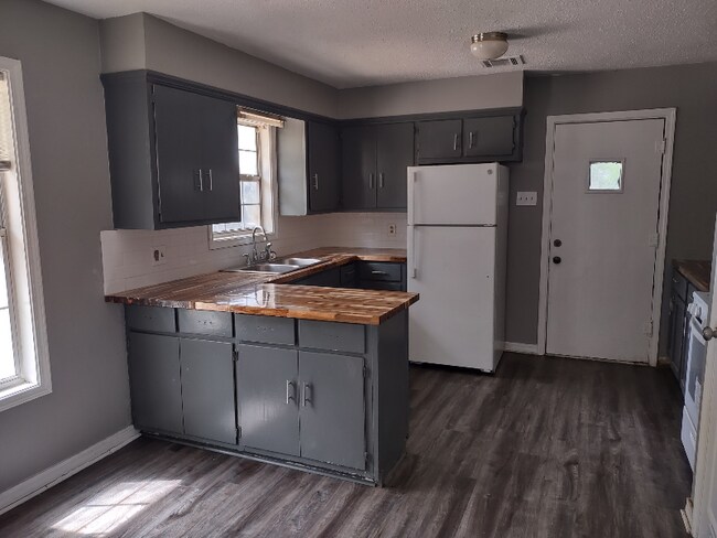 Building Photo - 2000 Filhiol Ave