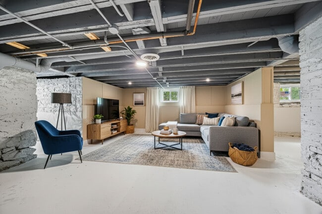 Building Photo - 2823 Broadway St