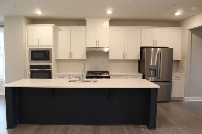 Building Photo - Exquisite 3-Bed Townhouse in Moon Township...