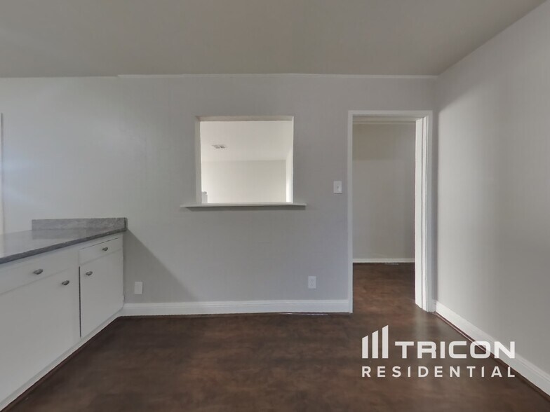 Building Photo - 325 Ladera Dr