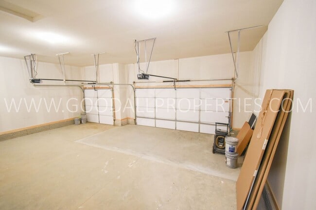 Building Photo - 4-Bedroom Ranch in Clive with Finished Basement & 3-Car Garage!