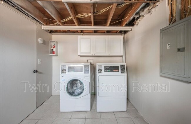 Building Photo - 2081 Hillview Rd