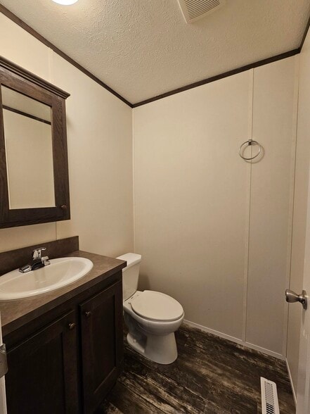 Building Photo - 708 Maple Dr