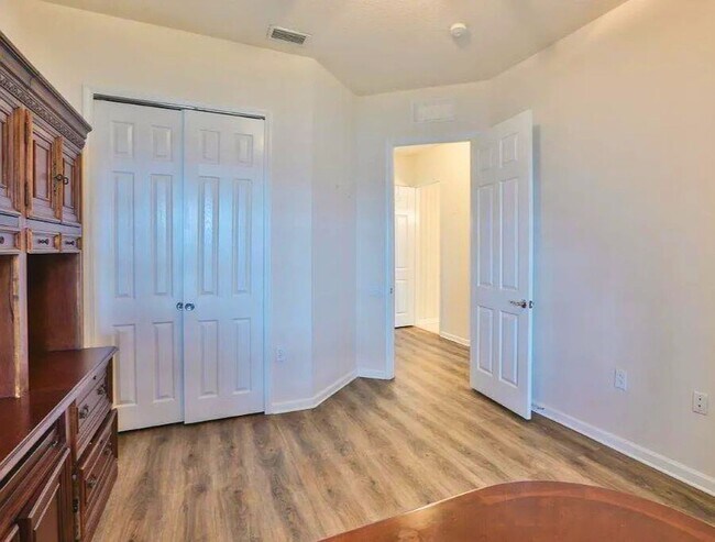 Building Photo - Unfurnished Serene Lakeside Living: Spacio...