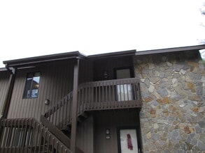 Building Photo - Beautiful 2 Bed/2 Bath Condo - Hardwood Floors - Granite Counters - Gas Fireplace - Community Pool