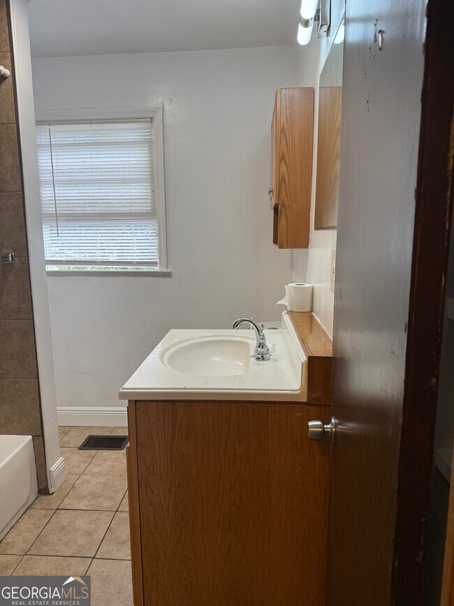 Building Photo - 2828 Waters Dr SW