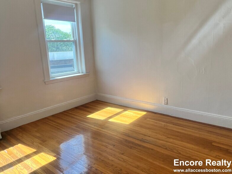 Building Photo - 8 Egremont Rd