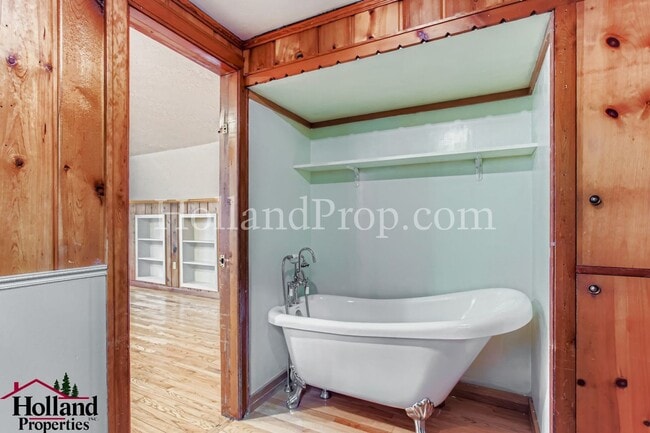 Building Photo - Spacious 3-Bedroom Hillsboro Home with Spa...